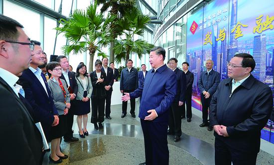 2018年11月6日至7日，中共***總書記、國(guó)家主席、***軍委主席習(xí)近平在上?？疾臁＿@是6日上午，習(xí)近平在上海中心大廈22層的陸家嘴金融城黨建服務(wù)中心，同正在聯(lián)合開展主題黨日活動(dòng)的企業(yè)黨員親切交談。 新華社記者 謝環(huán)馳/攝