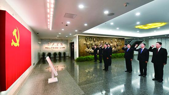 2017年10月31日，中共***總書記、國(guó)家主席、***軍委主席習(xí)近平帶領(lǐng)中共***政治局常委李克強(qiáng)、栗戰(zhàn)書、汪洋、***、趙樂際、韓正，瞻仰上海中共一大會(huì)址和浙江嘉興南湖紅船。這是31日上午，在上海中共一大會(huì)址紀(jì)念館，習(xí)近平帶領(lǐng)其他中共***政治局常委同志一起重溫入黨誓詞。 新華社記者 李濤/攝