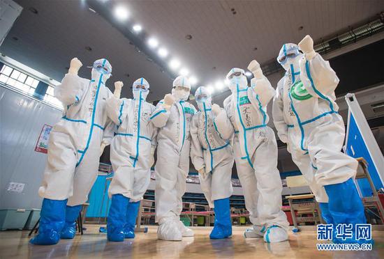 3月10日，武漢武昌方艙醫(yī)院正式休艙，醫(yī)護人員在送走新冠肺炎治愈患者后合影留念。新華社記者 肖藝九 攝