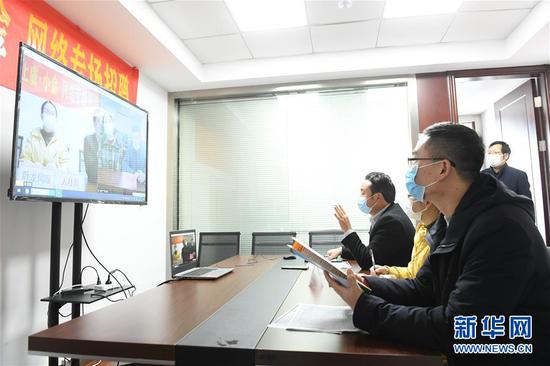  3月11日，在浙江省紹興市上虞區(qū)人社局，上虞區(qū)用人企業(yè)和四川省小金縣務(wù)工人員進行網(wǎng)絡(luò)專場招聘。新華社記者 翁忻旸 攝