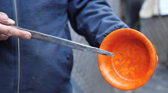 扎西巴珠演示木碗制作工藝。新華網(wǎng) 旦增努布攝