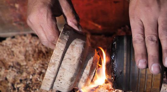 扎西巴珠演示木碗制作工藝。新華網(wǎng) 旦增努布攝